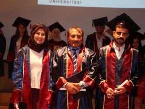 Hayalini Kurduğu Üniversiteden 61 Yaşında Mezun Oldu