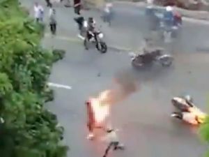 Göstericiler Üzerine Benzin Döküp Ateşe Verdi
