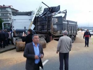 Giresun’da Damperi Açılan Kamyon Üst Geçide Çarptı