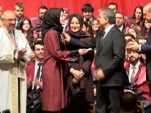 Abdullah Gül Gelinine Diplomasını Verdi