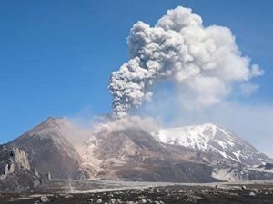 Rusya’da Yanardağ 6 Kilometre Yüksekliğe Laf Püskürttü