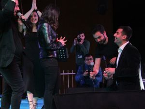 Konserde Sahneye Çıkıp Evlilik Teklif Etti