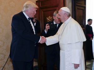 Trump, Papa Francis İle Bir Araya Geldi