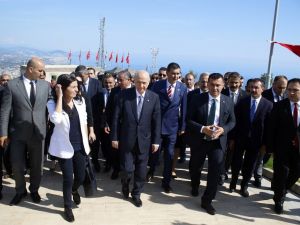 Bahçeli’nin Ferdi Tayfur Şarkıları Eşliğinde Çay Keyfi