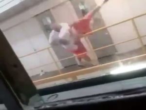 Kavga Ettiği Mahkumu Aşağı Attı