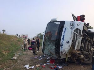 Tatilcileri Taşıyan Midibüs Şarampole Devrildi: 17 Yaralı