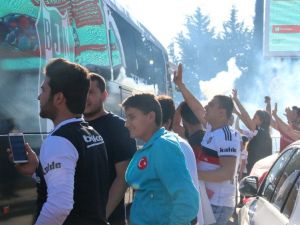 Beşiktaş Şampiyon Sloganıyla Karşılandı