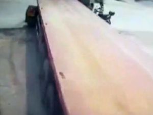 Tıra Fazla Yaklaştı, Tekerleklerin Altında Kaldı