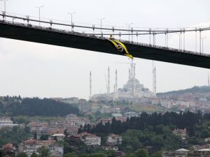 Fenerbahçe Bayrağı Yeniden Köprüye Asıldı