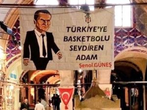 Kapalıçarşı’da Şenol Güneş Pankartı