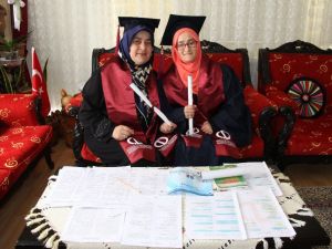 Şaka Olsun Diye Girdiği Üniversiteden Kızıyla Mezun Oldu