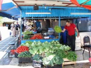 Balıkçı Tezgahları Meyve Ve Sebze Reyonuna Döndü