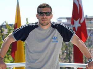 Podolski Türkiye’de Son Kez Basının Karşısına Çıkıyor