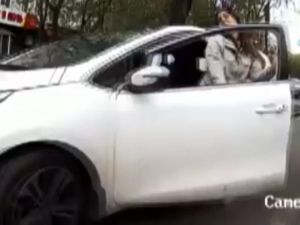 Kadın Sürücü El Frenini Çekmeyi Unutursa...