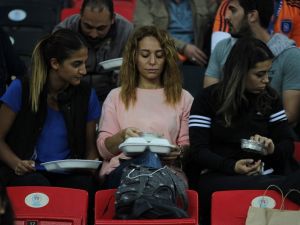 Taraftarlar İftarlarını Tribünlerde Açtı