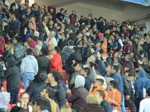 Medipol Başakşehir Taraftarı Birbirine Girdi