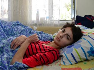 Yangında Bacakları Yanan Kadın Yardım Bekliyor