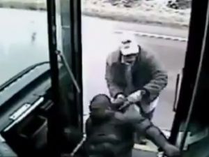 Önce Dövdü, Sonra Otobüsten Attı