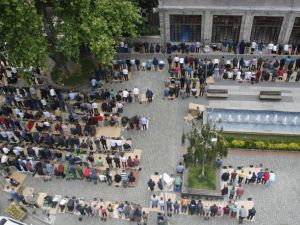 Trabzon’da Ramazan Ayının İlk Cuma Namazı’nda Cemaat Sokağa Taştı