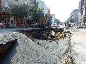 Bağcılar’da Aynı Cadde De Bu Sefer Yol Cöktü