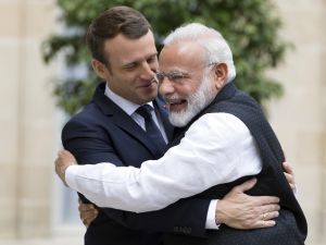 Macron İle Modi Fransa’da Bir Araya Geldi