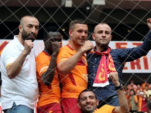 Podolski Ve Bruma Tribüne Girdi