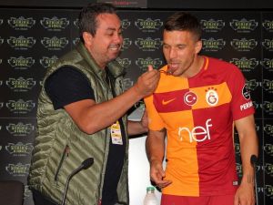 Podolski’ye Basın Mensuplarından Pasta