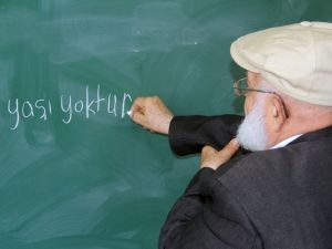 81 Yaşındaki Bayram Dede’nin Okuma Aşkı