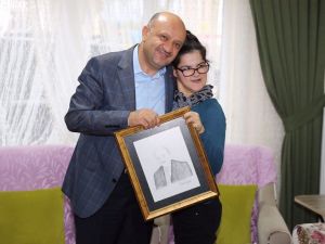 Cumhurbaşkanı Erdoğan’ın Portresini Çizen Gülşah’a Misafir Oldu