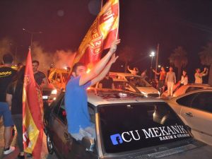 İzmir Sabaha Kadar Uyumadı