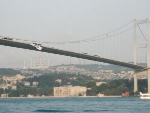 Beşiktaş Bayrağı 15 Temmuz Şehitler Köprüsü’ne Asıldı