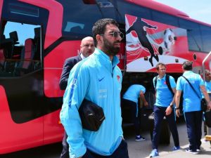 Arda Uçakta Gazeteciye Saldırdı