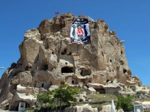 Dünyanın En Yüksek Peribacasına Beşiktaş Bayrağı Asıldı