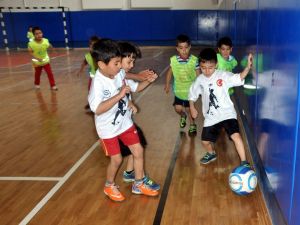 Anaokulu Öğrencileri Futbolla Kaynaştı
