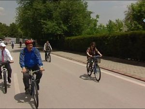 Milletvekilleri Tbmm’de Çocuklarla Birlikte Pedal Çevirdi