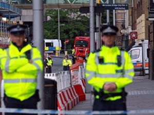Londra’da Trafalgar Meydanı Boşaltıldı