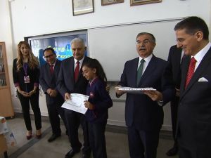 Başbakan Yıldırım Öğrencilere Karnelerini Dağıttı