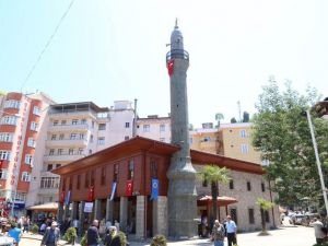 Çayeli’ndeki Tarihi Merkez Hacıbaşı Camii’nin Restorasyon Sonrası Açılışı Yapıldı