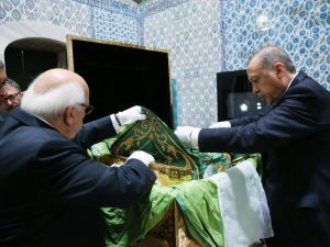 Cumhurbaşkanı Erdoğan, Hırka-ı Saadet’i Ziyaret Etti