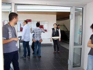 Lys’de Öğrenciler İçeride Ter Döktü, Aileleri Dışarıda Dua Etti