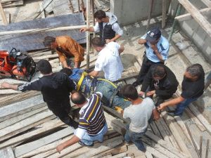 Üzerine Düştüğü Demir Ok Gibi Saplandı
