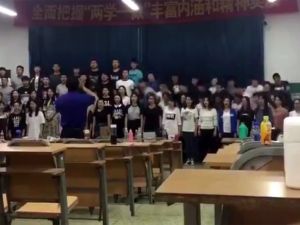 Sahne Bir Anda Çöktü