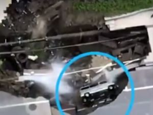 Yol Çöktü: Devasa Çukur Araç Ve Ağaçları Yuttu
