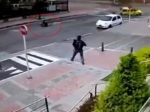 Araçtan Fırlayıp Metrelerce Sürüklendi