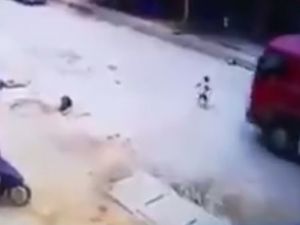 Kamyonun Altından Burnu Bile Kanamadan Çıktı