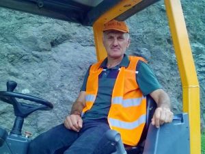 İş Makinesi Dereye Yuvarlandı: 1 Ölü