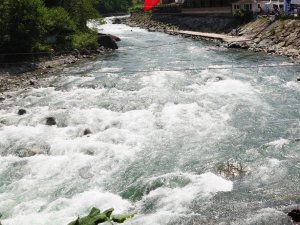 Rize'de Dereye Düşen Kız Çocuğu Kayboldu