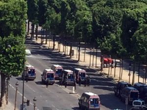 Paris’te Arabasını Polis Aracının Üzerine Süren Şahıs Öldürüldü