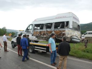 Yolcu Minibüsü Şarampole Devrildi: 9 Yaralı