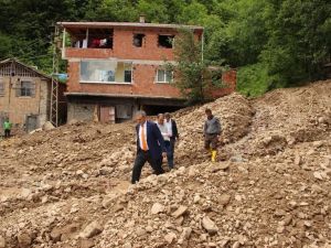 Yomra’da Yoğun Yağmur Yağışı Nedeniyle 6 Mahalle Yolu Ulaşıma Kapandı.